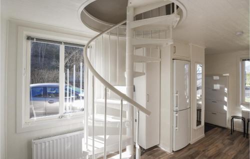 阿灵索斯Beautiful Home In Alingss With Wifi的窗户房间内的螺旋楼梯