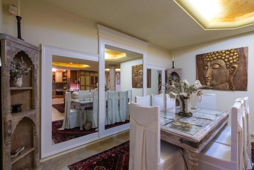 古瓦伊Marilyn Manor, Exclusive Hideway, By ThinkVilla的用餐室配有白色椅子和桌子