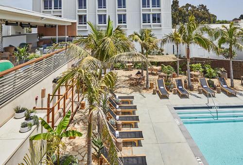 Hotel June West LA, a Member of Design Hotels内部或周边的泳池