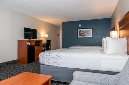鸽子谷双山套房酒店的酒店客房,配有床和沙发