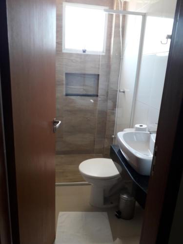 戈亚斯州上帕莱索塔皮搭雷酒店的一间带卫生间和水槽的浴室