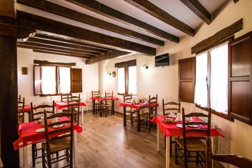 柯米拉斯帕萨赫圣豪尔赫酒店的一间设有红色桌椅的用餐室