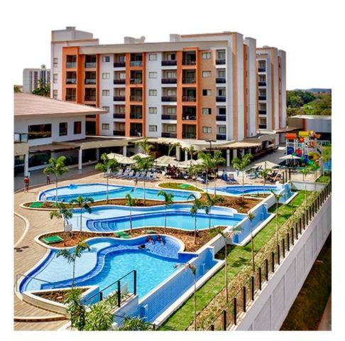 卡达斯诺瓦斯Alta Vista Thermas Resort的享有酒店及大型游泳池的景色