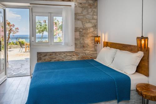 波托什Pension Ageri的一间享有海景的卧室,配有一张蓝色的床