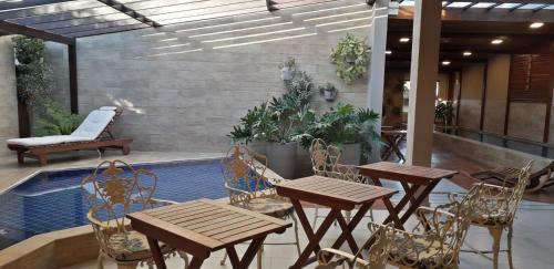 戈亚斯州上帕莱索塔皮搭雷酒店的游泳池旁带桌椅的天井