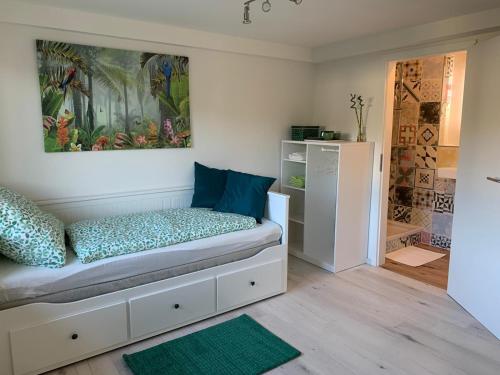 莱茵河畔威尔Greenhome的小房间设有一张床和一台冰箱
