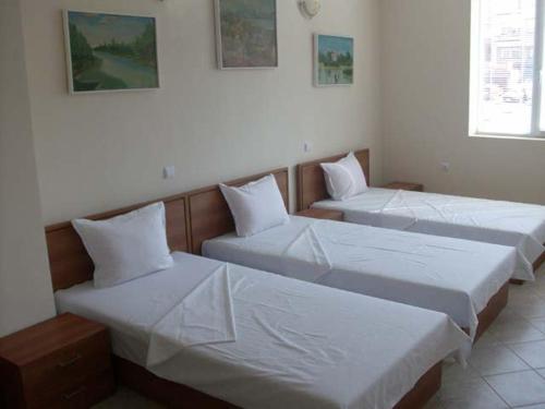 斯维什托夫维赛酒店的配有2张床的带白色床单和枕头的客房