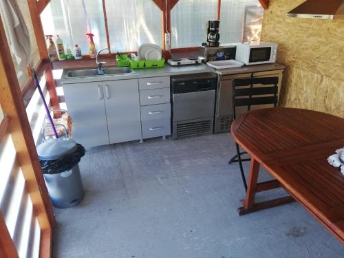 科尔布Vila antonio的一个带水槽和桌子的小厨房
