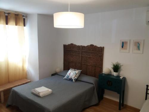 埃尔瓦solaz del ambroz-Hervas的一间卧室配有一张带大床头板的床