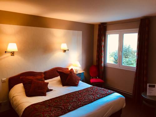 圣康坦索勒Hôtel Le Gue Du Holme的酒店客房设有床和窗户。