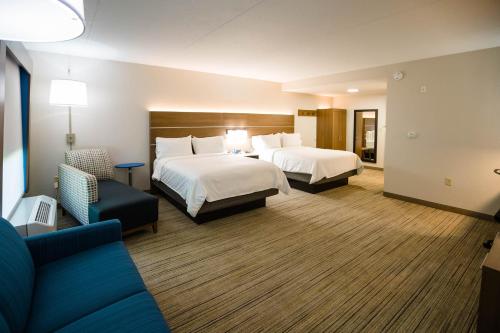 Holiday Inn Express & Suites Knoxville-Farragut, an IHG Hotel客房内的一张或多张床位