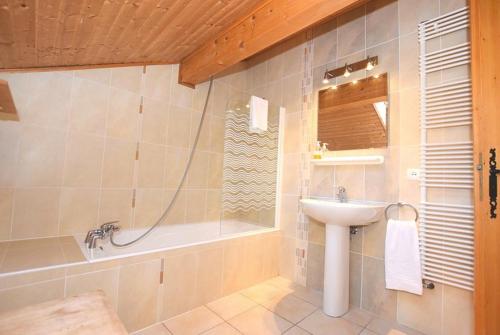Chamonix Large Chalet, Sleeps 12, 200m2, 5 Bedroom, 4 Bathroom, Garden, Jacuzzi, Sauna的一间浴室