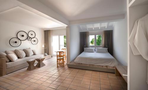 圣弗朗西斯科哈维尔帕莱索德洛斯皮诺斯酒店的一间卧室配有一张床和一张沙发