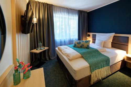 博尔肯Stadthotel Borken的酒店客房设有床和窗户。