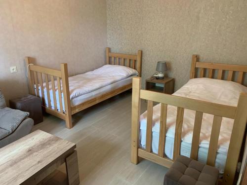 居塔Hotel SHIBI的客房设有两张双层床和一张桌子。