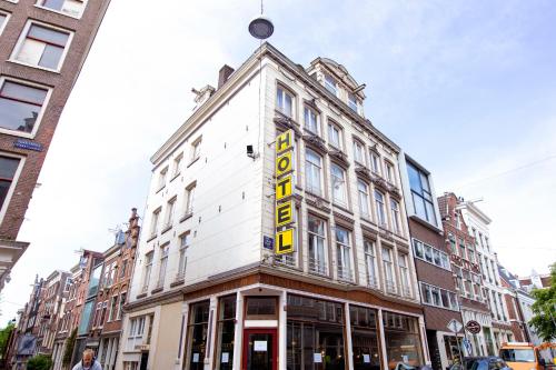 阿姆斯特丹昆汀抵达酒店的白色的建筑,上面有标志