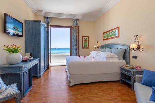 圣维托罗卡波米拉斯匹亚吉亚酒店的一间卧室配有一张床,享有海景