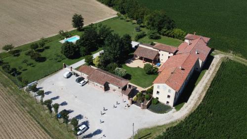 RosàAgriturismo Borgo Tecla的享有大房子空中美景,设有庭院