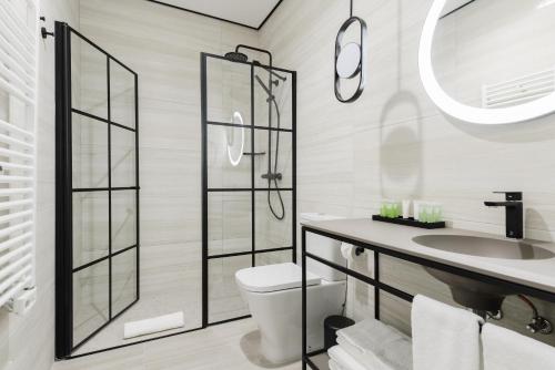 马德里Smartrental Collection Gran Vía Centric的一间带卫生间、水槽和镜子的浴室