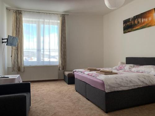 VažecUbytovanie Violet的一间卧室设有一张大床和一个窗户。