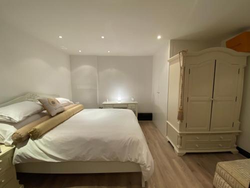 巴尔内特Cockfosters executive Mews的卧室配有白色大床和梳妆台