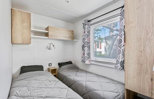 Particulier loue ce mobil-home 3 chambres, tout confort客房内的一张或多张床位