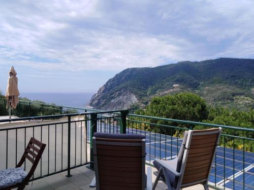蒙特罗索阿尔马雷La Cabana Cinque Terre Monterosso的阳台配有椅子,享有海景。