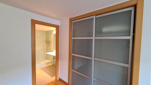 巴塞罗那Forum-CCIB-Relax Flats的带镜子的浴室内的玻璃衣柜