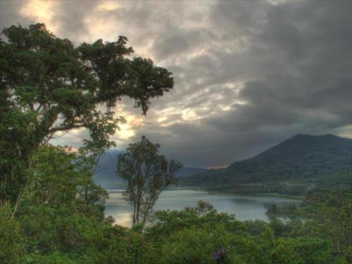 GitgitBukit Kembar Ecotourism的享有树木繁茂的湖泊和云天美景