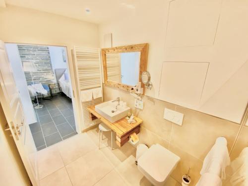 锡默拉特JUULS - Natur Hotel Garni的一间带水槽和镜子的浴室