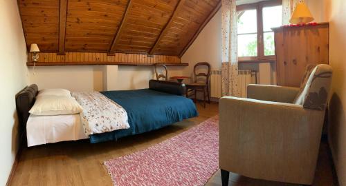新古提Agroturystyka u Królów的一间卧室配有一张床、一把椅子和一张桌子