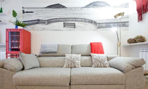 圣塞瓦斯蒂安City EPI-CENTER的客厅的沙发,上面有一张桥的照片