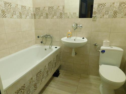 克拉科夫珀考叶高斯娜可若娜酒店的浴室配有卫生间、盥洗盆和浴缸。
