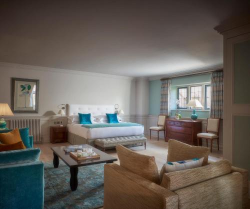 马姆斯伯里惠特利庄园酒店的一间卧室设有一张床和一间客厅。