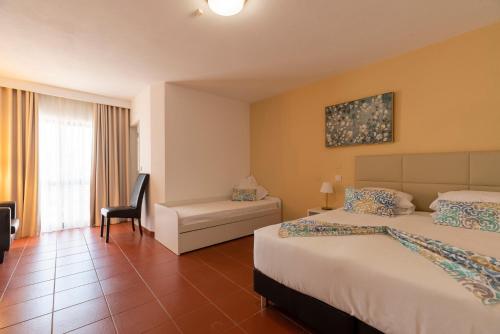 曼塔罗塔Manta Guest的酒店客房,配有两张床和椅子