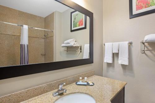 皮尔兰梨园农庄酒店的一间带水槽和镜子的浴室