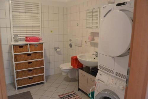 拜罗伊特Direkt im Herzen von Bayreuth Wohnung S9 mit 115qm und großem Balkon的一间带水槽、卫生间和镜子的浴室