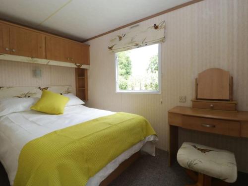 The Nest - Family friendly caravan nr Glastonbury & Street客房内的一张或多张床位