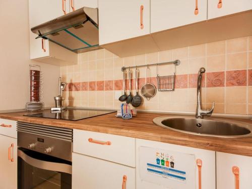 科拉雷侯Casa Aloe的厨房配有水槽和台面
