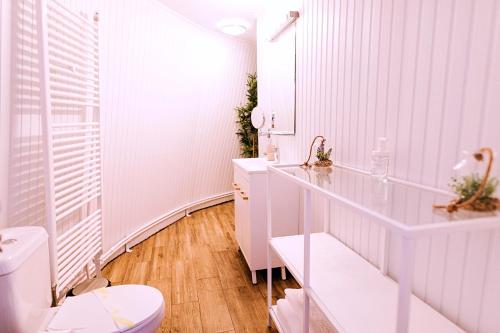 阿祖加Wegloo的白色的浴室设有卫生间和水槽。