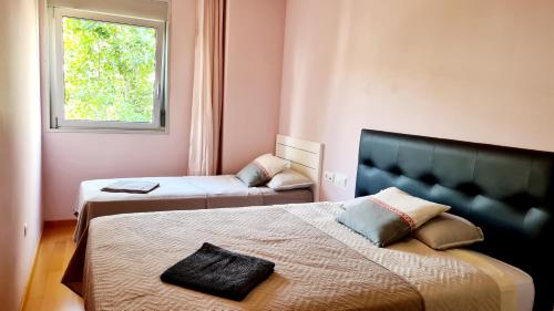 巴塞罗那Forum-CCIB-Relax Flats的一间卧室设有两张床和窗户。
