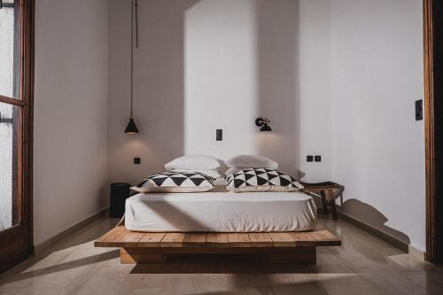 圣加利尼Chris&C Apartments的一间卧室配有一张床和一张木桌