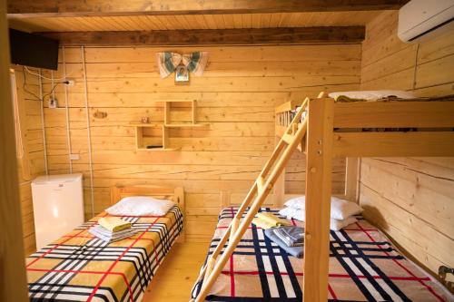切尔诺莫斯克Rybatska 7的木墙客房的两张双层床