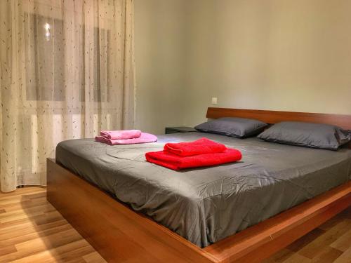 特里卡拉Petite Luxury Urban House的床上有两个红色枕头的床