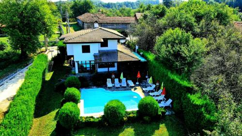 ShilkovtsiComplex Pristan in the mountain的享有带游泳池的房屋的空中景致