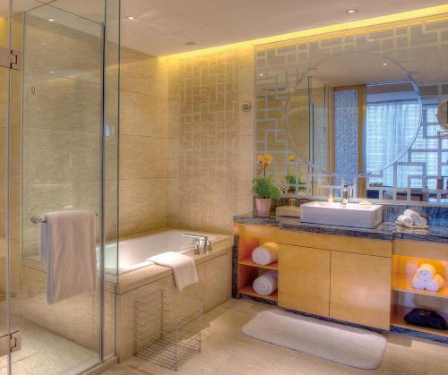 成都成都费尔顿大酒店的带浴缸、水槽和淋浴的浴室