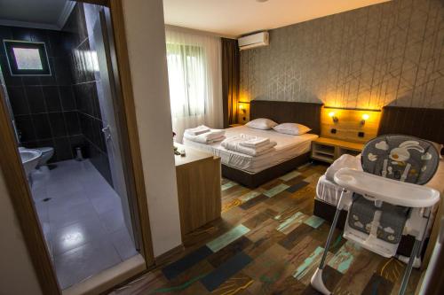 ChakalarovoVeykata Resort & Spa的一间卧室配有一张床,浴室设有淋浴。