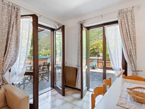 莱德罗In the centre of Molina di Ledro的客厅配有桌椅和滑动玻璃门