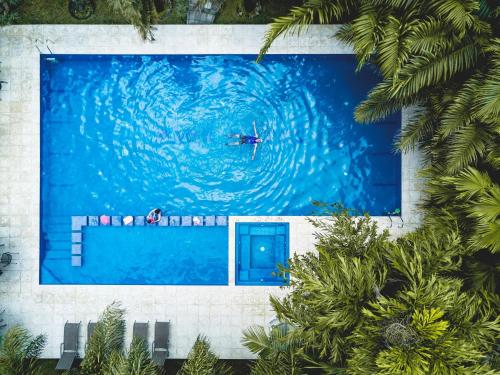 Santa Cruz VerapazPark Hotel的水中有人的游泳池