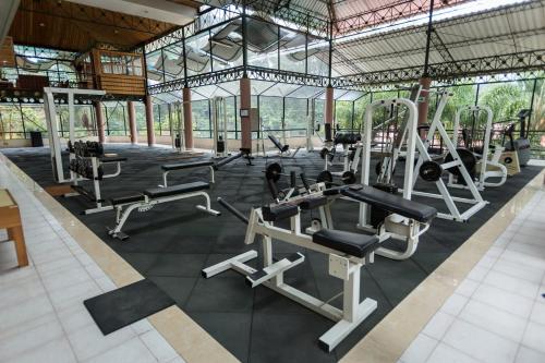 Santa Cruz VerapazPark Hotel的健身房设有数台跑步机和机器